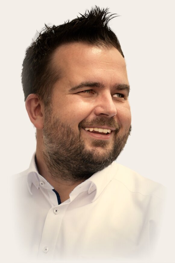 DJ Sven Wiggermann – professioneller DJ im Ruhrgebiet für Hochzeiten und Events DJ Sven Wiggermann, erfahrener DJ im Ruhrgebiet, am Mischpult für Hochzeit, Firmenfeier und Party
